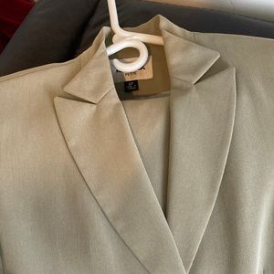 Kasper two piece pantsuit, Size 6P!!